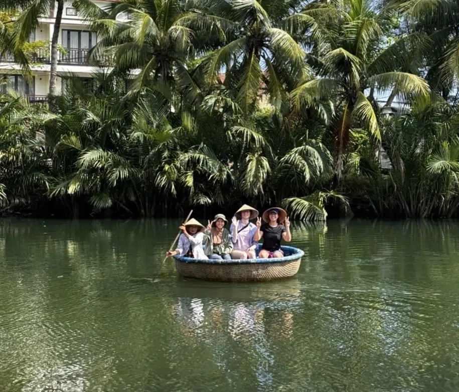 basket boat cycle tour